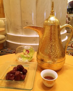 アラビック・コーヒー ポット、カップ、デーツ、花