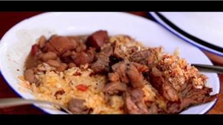 Comida típica ( arroz carreteiro, feijão tropeiro, paçoca de carne e churrasco )