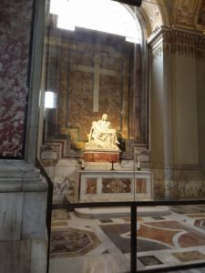 A famosa Pietà de Michelangelo.