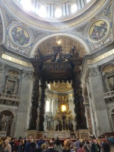 Baldaquino da Basílica de São Pedro em Roma (Itália).